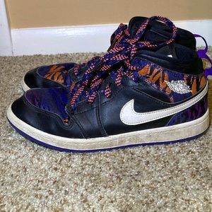 Youth Air Jordan 1 Mid SE GS Tiger Stripe Sneakers Size 3Y
